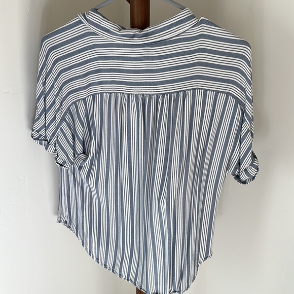 Universal Thread Women’s Button-down Shirt - Picture 3 of 3